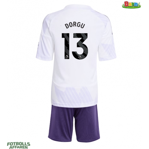 Manchester United Patrick Dorgu #13 Bortaställ Barn 2025-26 Kortärmad (+ Korta byxor)